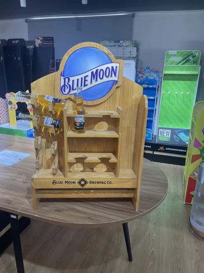 Estante de botella de cerveza de piso de tienda minorista personalizado Exhibidor de agua Exhibidor de vino Exhibidor de madera para estante de exhibición de botellas